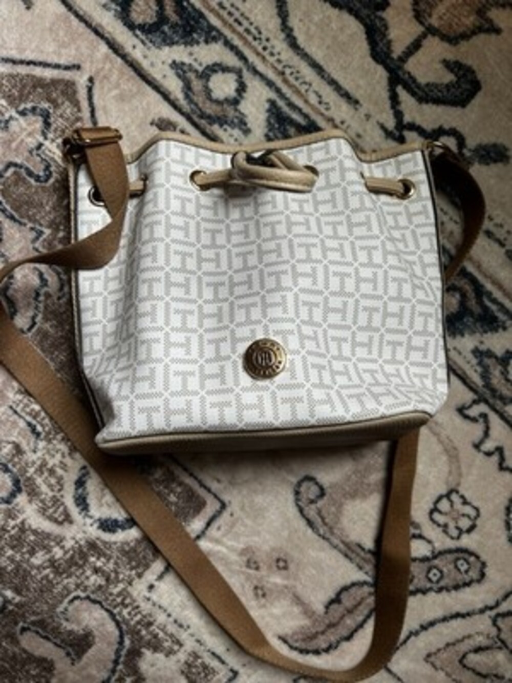 Tommy Hilfiger Womens Crossbody Tote Bucket Bag Purse TH Logo White Brown